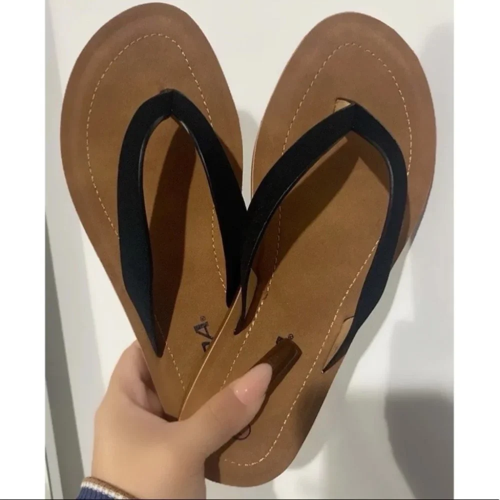 🖤 NWT Black Suede Thong Slip-On Sandals | Everyday Chic Flat Sandals 🖤 - Picture 3 of 3